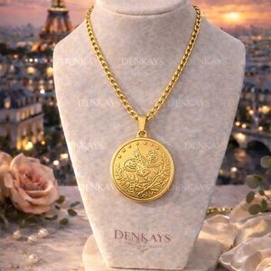 Gold Pendant Necklace